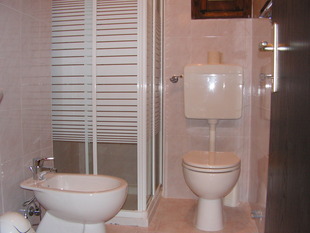 BAGNO NUOVO CON BOX DOCCIA E LAVATRICE